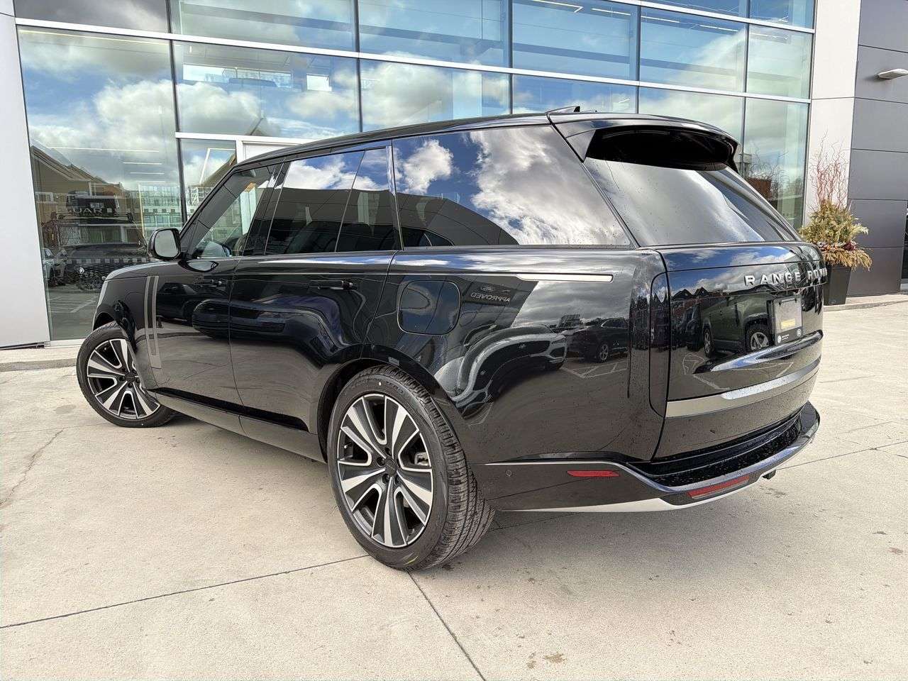 2026 Land Rover Range Rover P460e SE SWB thumb 6