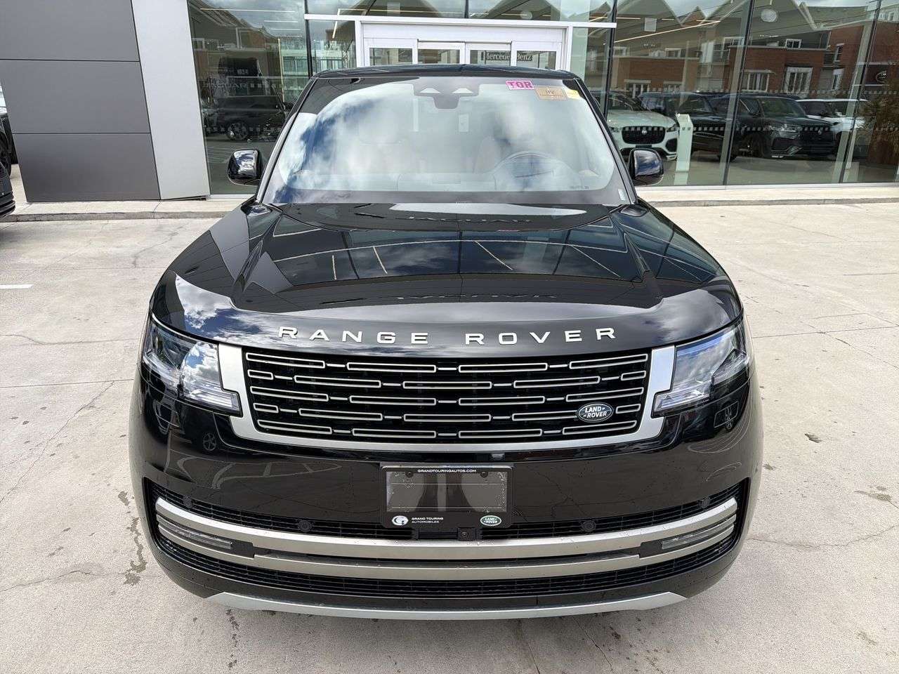 2026 Land Rover Range Rover P460e SE SWB alt 3