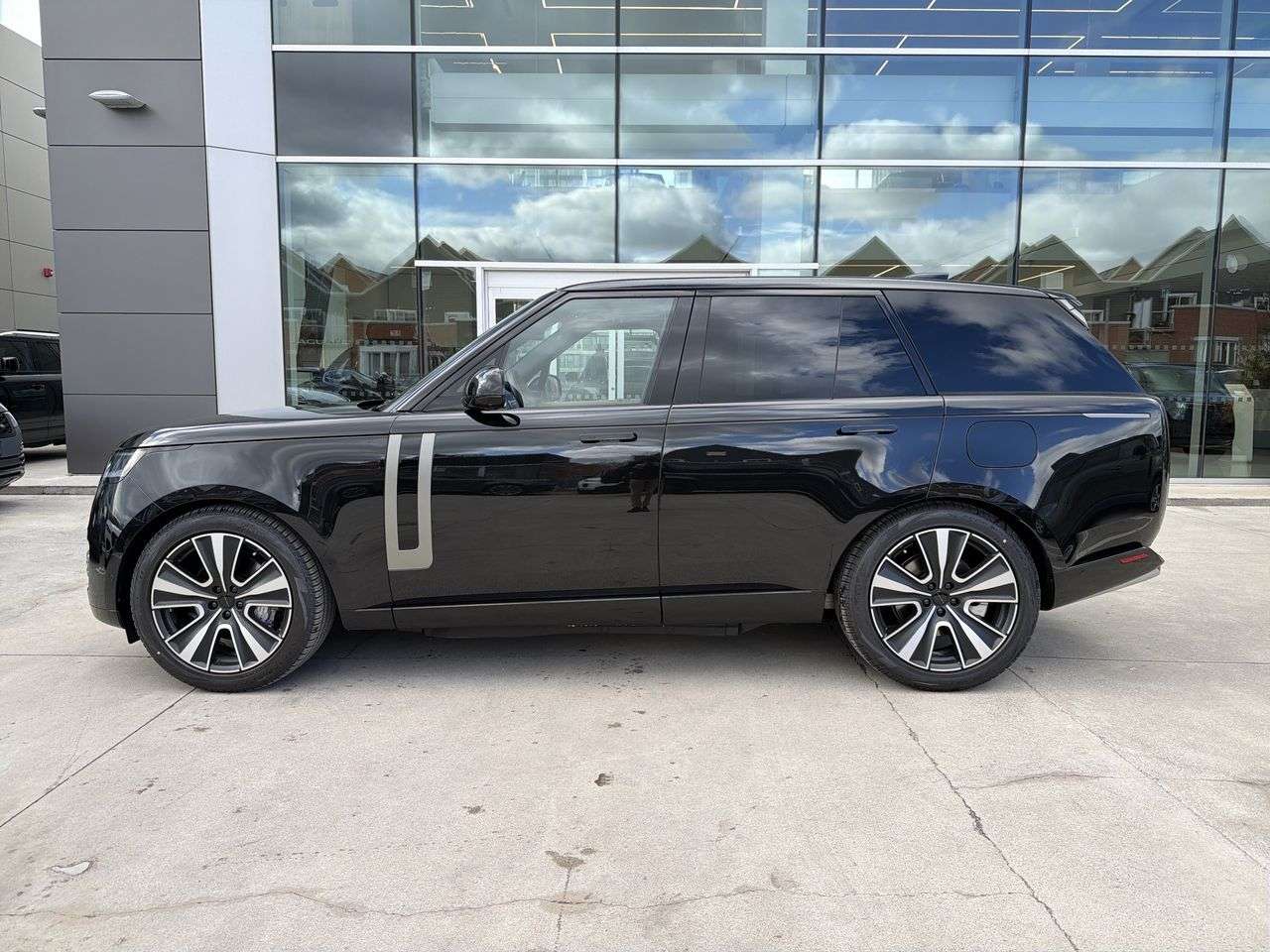 2026 Land Rover Range Rover P460e SE SWB alt 5
