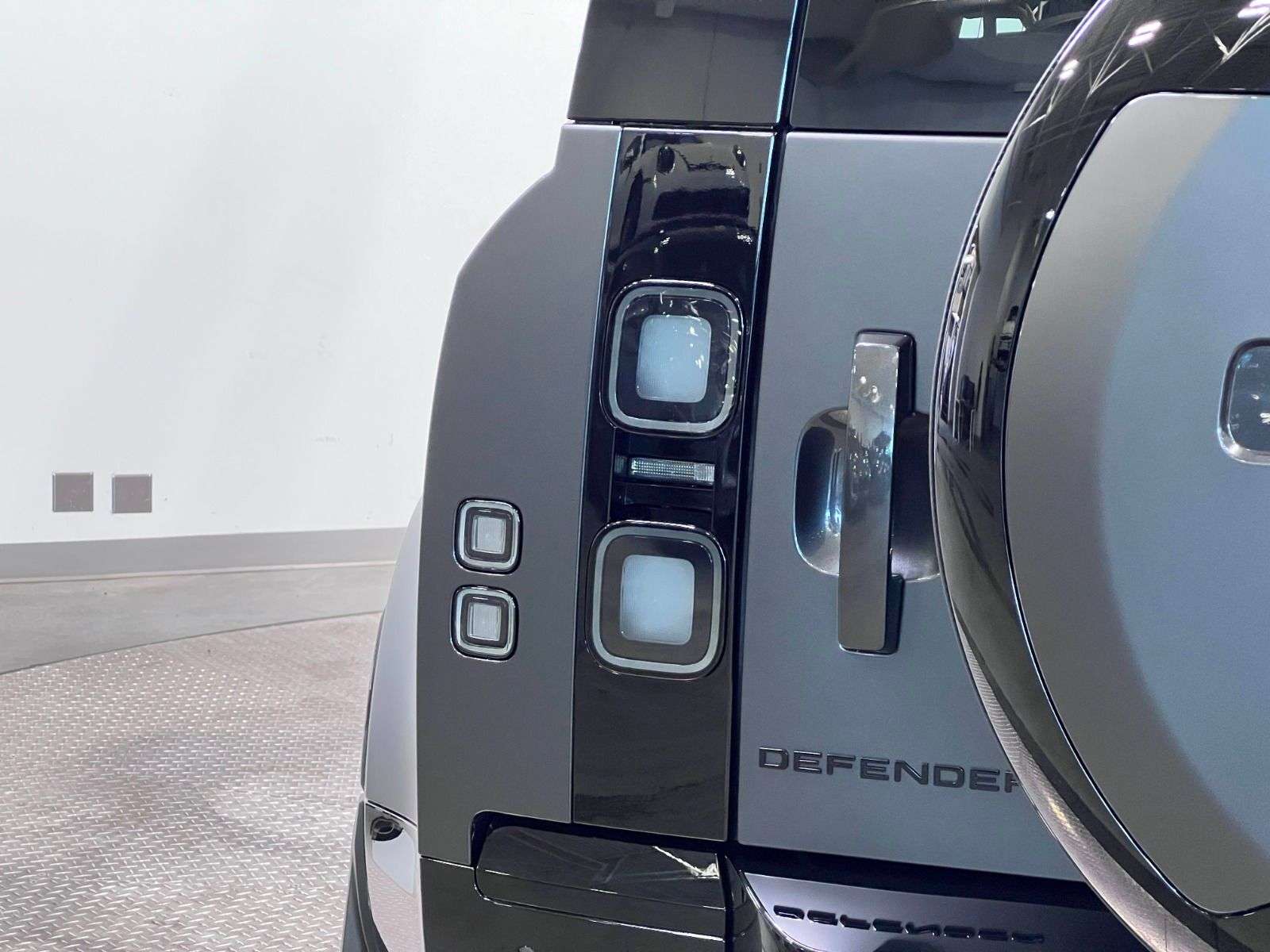 2026 Land Rover Defender 110 P400 X-DYNAMIC SE | FULL MATTE WRAP thumb 14