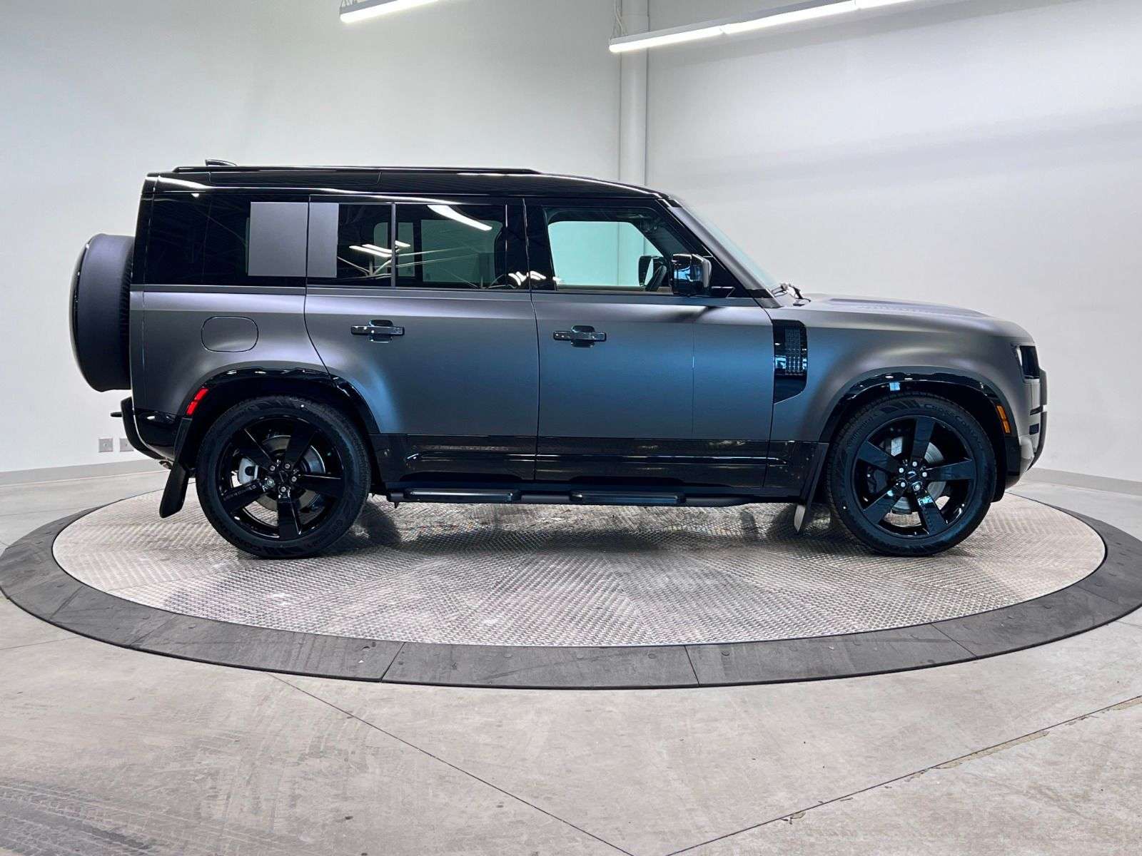2026 Land Rover Defender 110 P400 X-DYNAMIC SE | FULL MATTE WRAP thumb 7