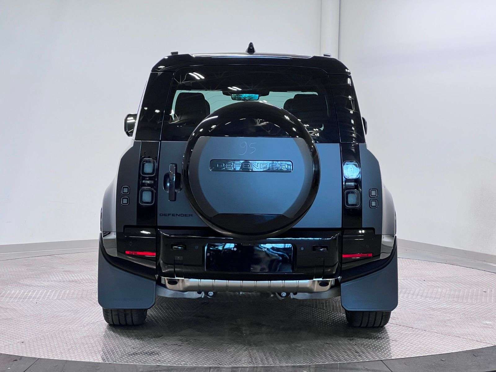 2026 Land Rover Defender 110 P400 X-DYNAMIC SE | FULL MATTE WRAP thumb 6