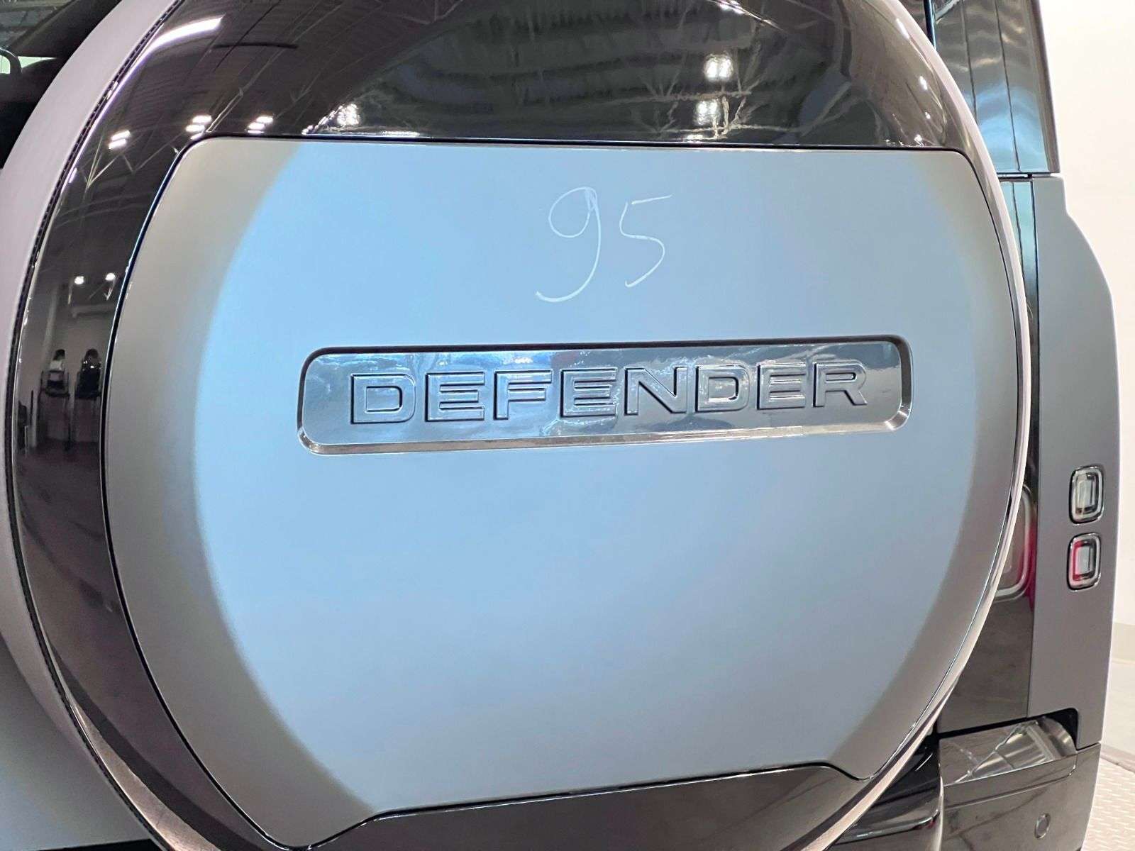 2026 Land Rover Defender 110 P400 X-DYNAMIC SE | FULL MATTE WRAP thumb 11