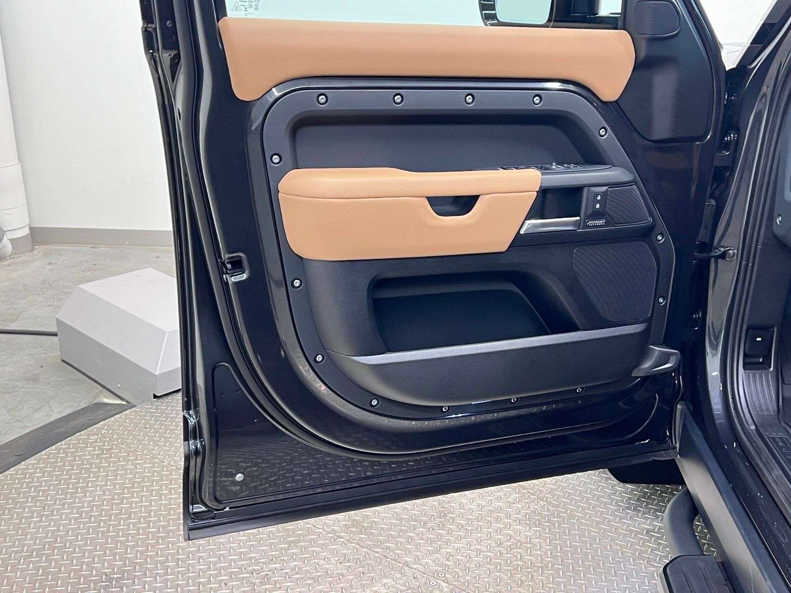 2026 Land Rover Defender 110 P400 X-DYNAMIC SE | FULL MATTE WRAP thumb 27