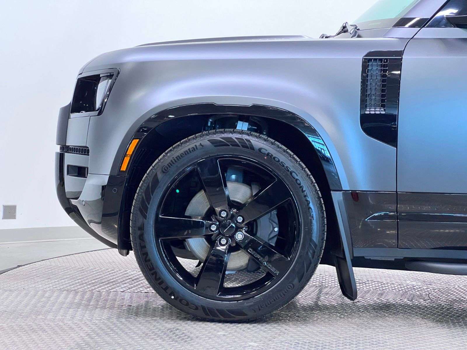 2026 Land Rover Defender 110 P400 X-DYNAMIC SE | FULL MATTE WRAP thumb 9