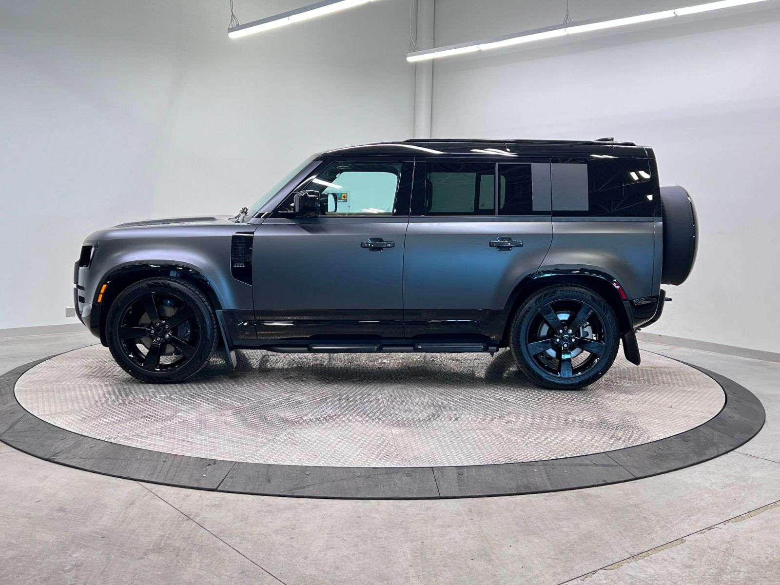 2026 Land Rover Defender 110 P400 X-DYNAMIC SE | FULL MATTE WRAP alt 2