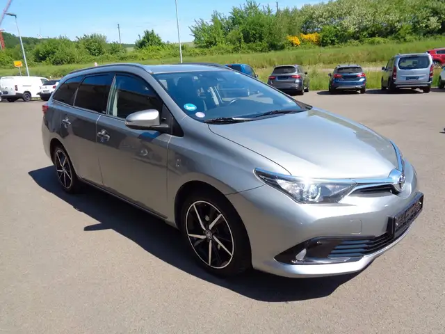 Toyota Auris view 3