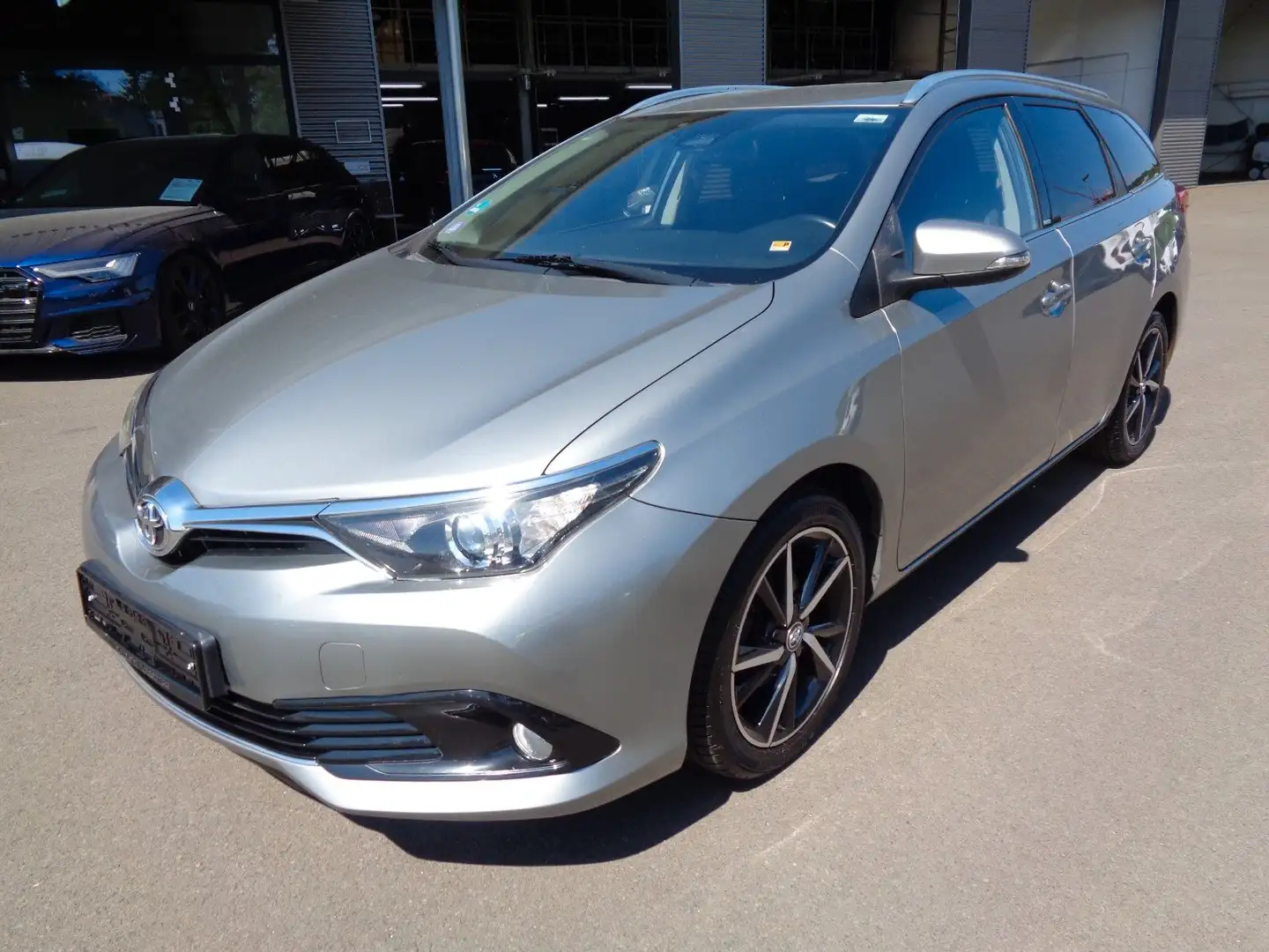 Toyota Auris Touring Sports Edition-S+ Grau - 1