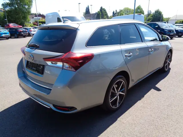 Toyota Auris view 4