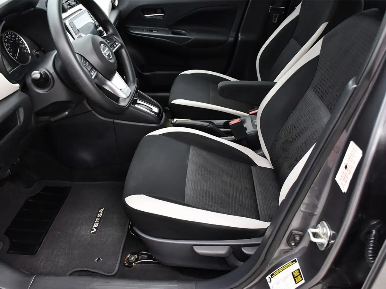 Nissan Versa снимка Nissan Versa