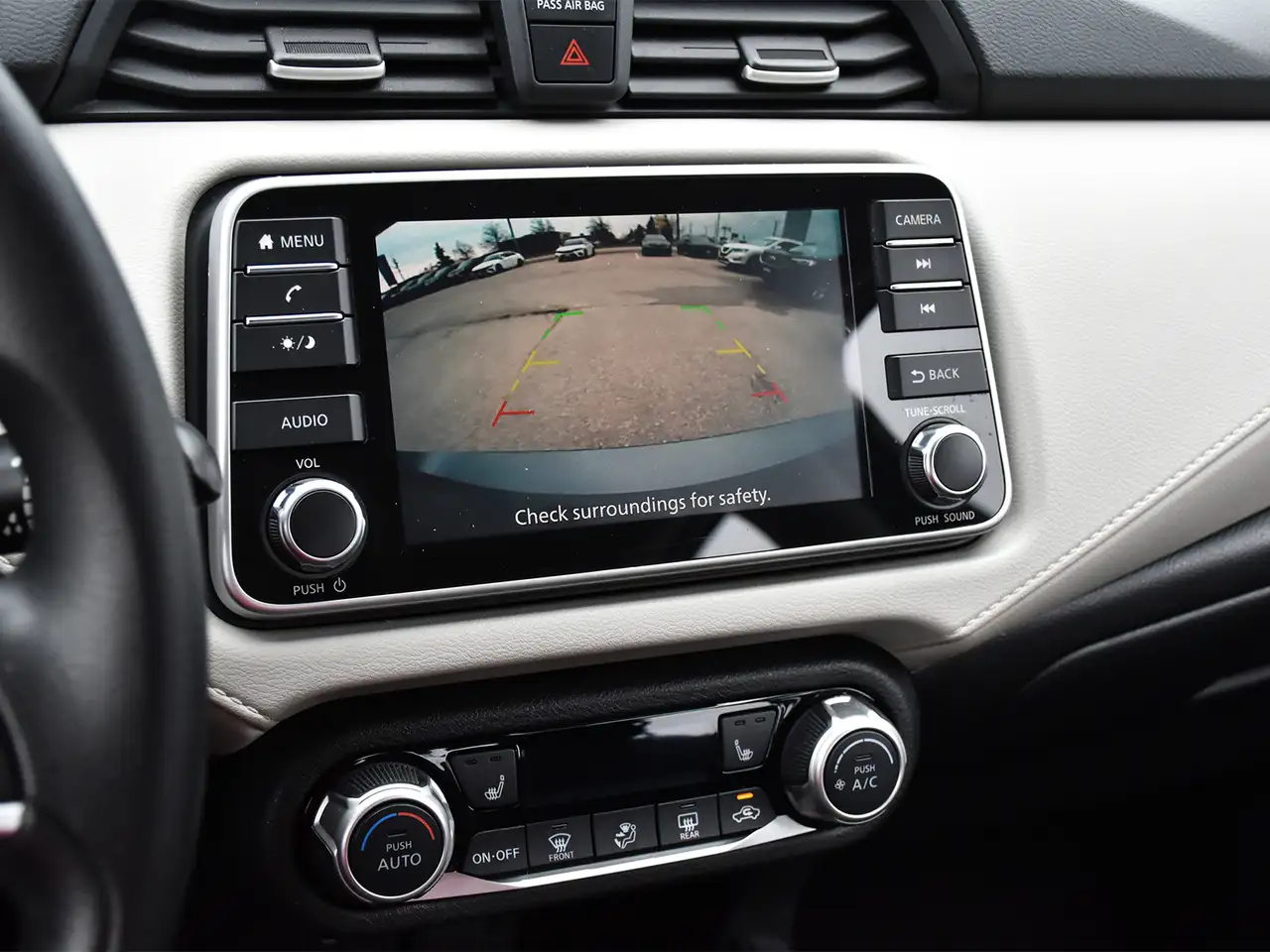 Nissan Versa снимка Nissan Versa