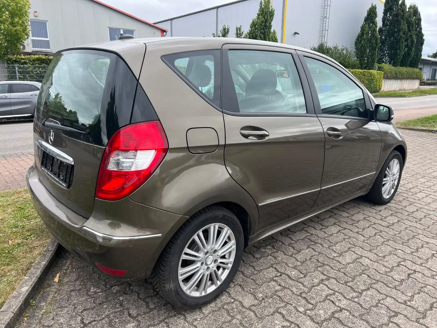 Mercedes-Benz A 180 A -Klasse PANO/SHZ/TEMP Braun - 2