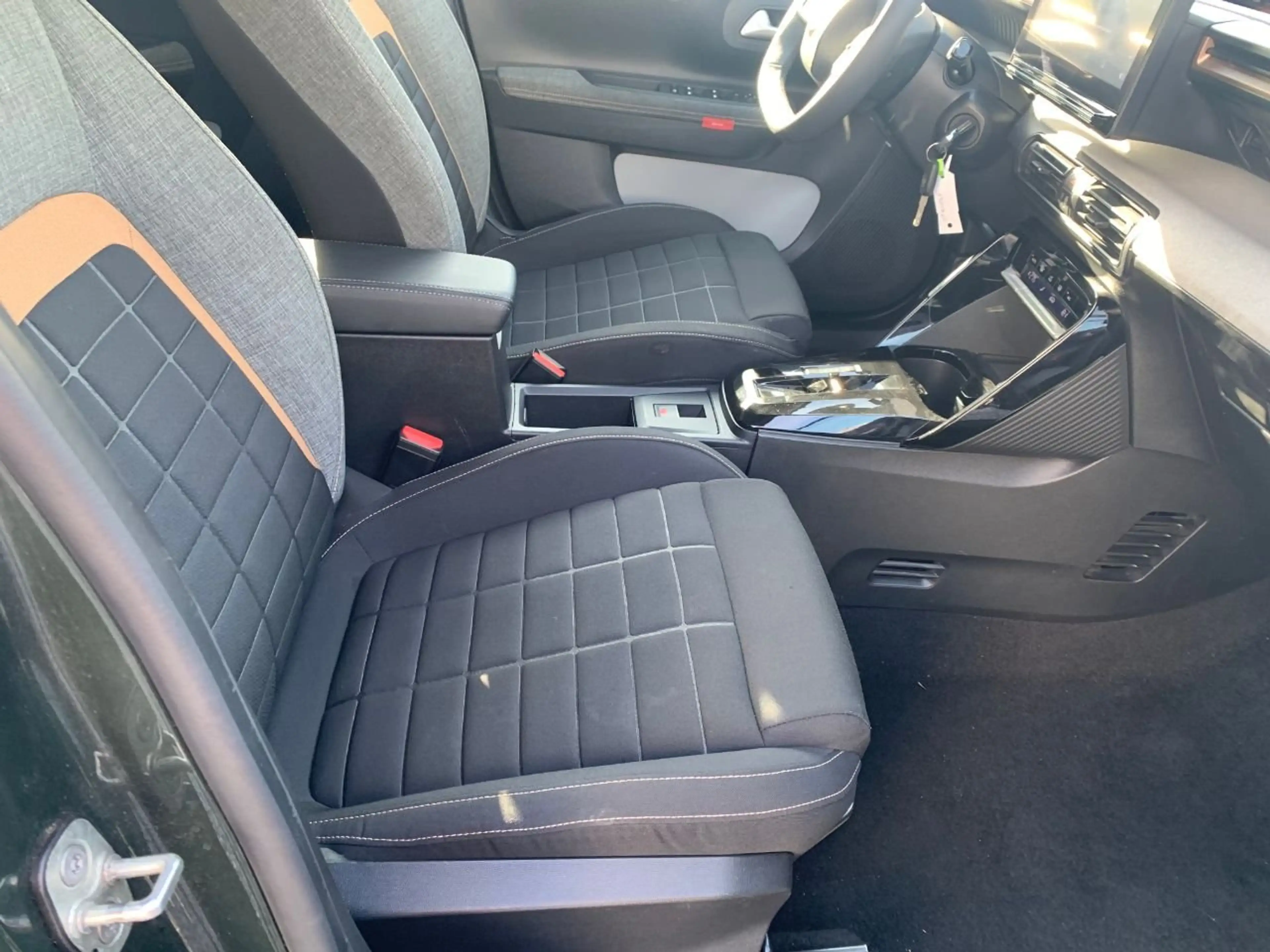 Citroen C3 Aircross Hybrid 145 PLUS — photo 13
