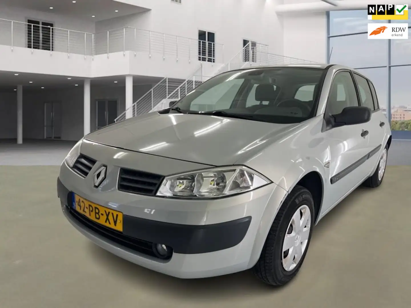 Renault Megane 1.6-16V Expression Basis Grijs - 1