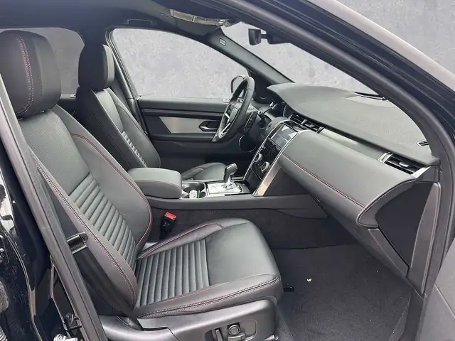 Land Rover Discovery Sport view 3