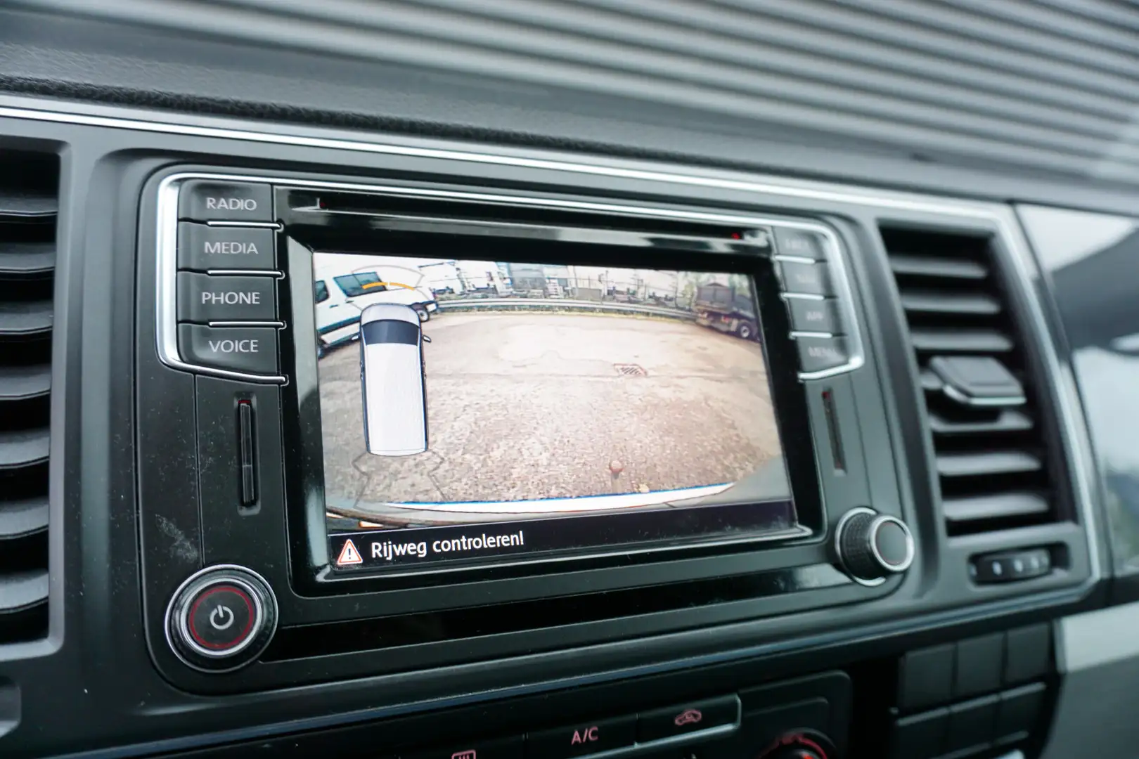 Volkswagen T6 Transporter 150PK Automaat L2H1 ACC Navigatie Camera Stoelverw Argent - 2