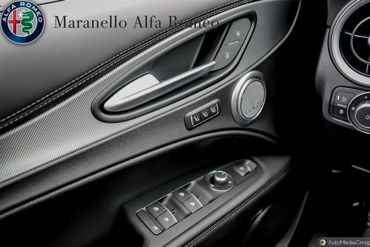 Alfa Romeo Stelvio снимка Alfa Romeo Stelvio