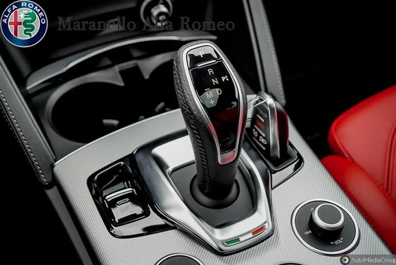 Alfa Romeo Stelvio снимка Alfa Romeo Stelvio