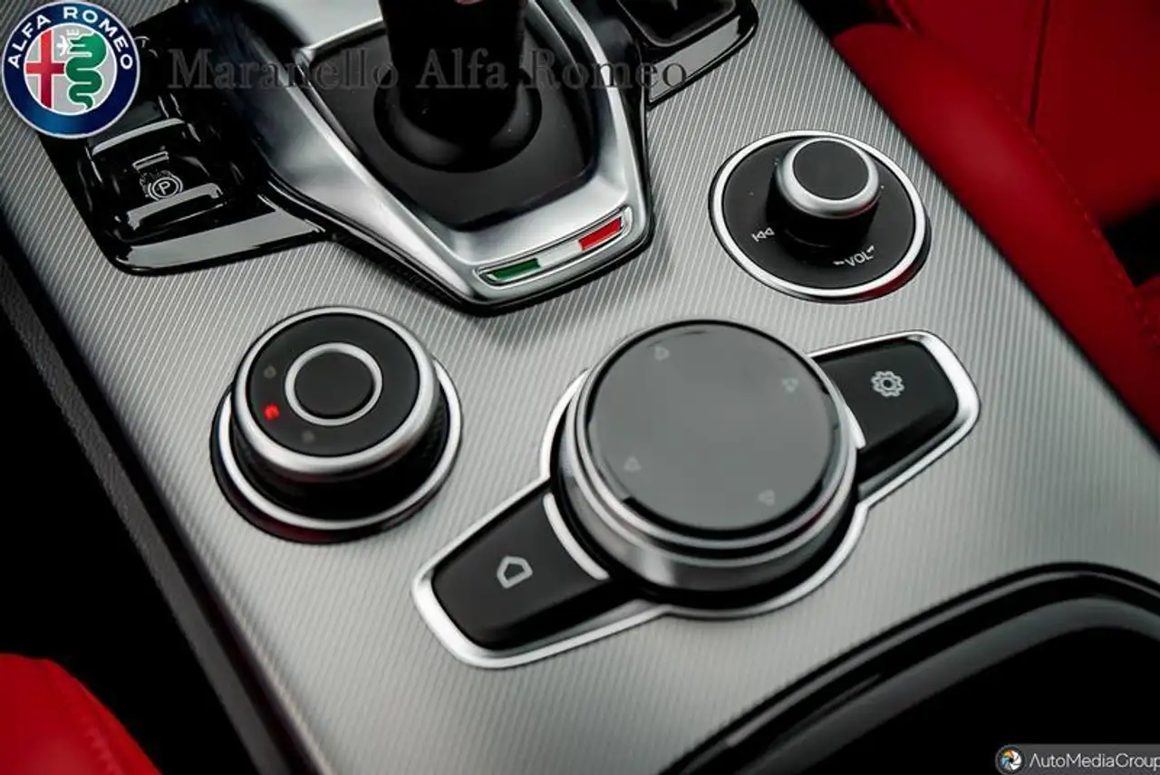 Alfa Romeo Stelvio снимка Alfa Romeo Stelvio
