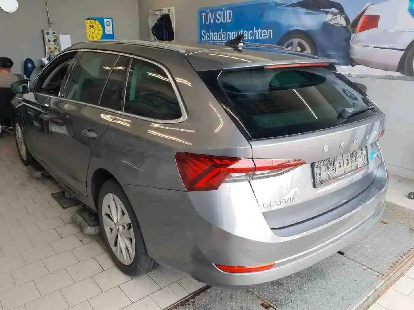 Skoda Octavia Combi Style 2.0 TDI DSG Gris - 2