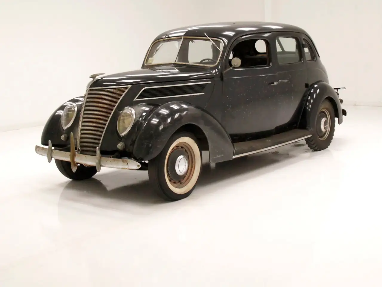 Ford Sedan, foto 1