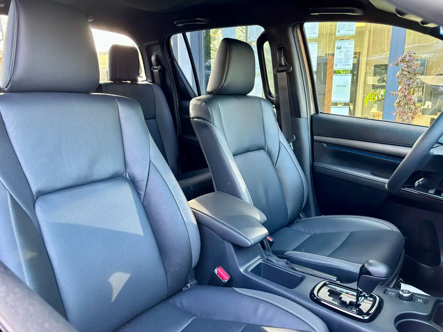 Toyota Hilux 2.8 D-4D 204 CV AUTO | INVINCIBLE | 49.579 € HTVA Bronze - 2