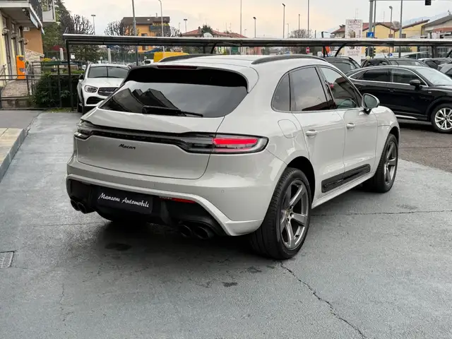 Porsche Macan view 4