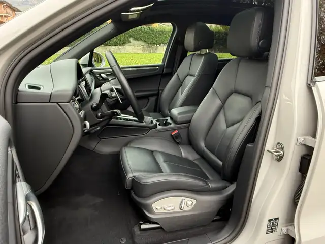 Porsche Macan view 5