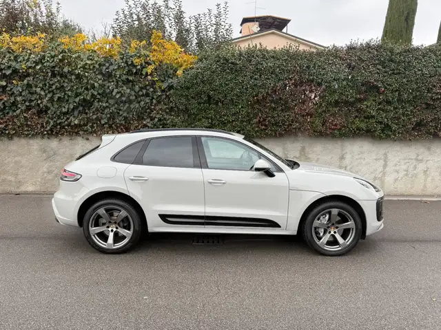 Porsche Macan view 9