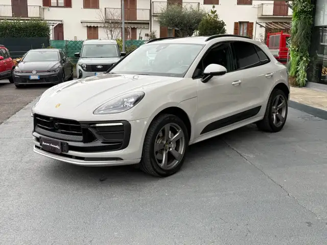 Porsche Macan view 3