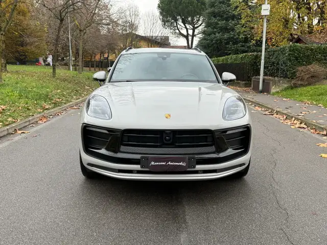 Porsche Macan view 12