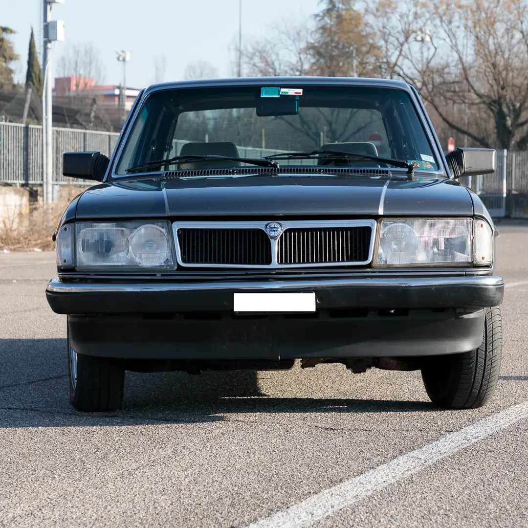 Lancia Trevi 1.6 Grau - 2