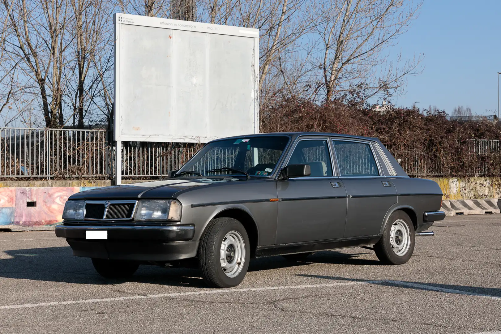 Lancia Trevi 1.6 Grau - 1