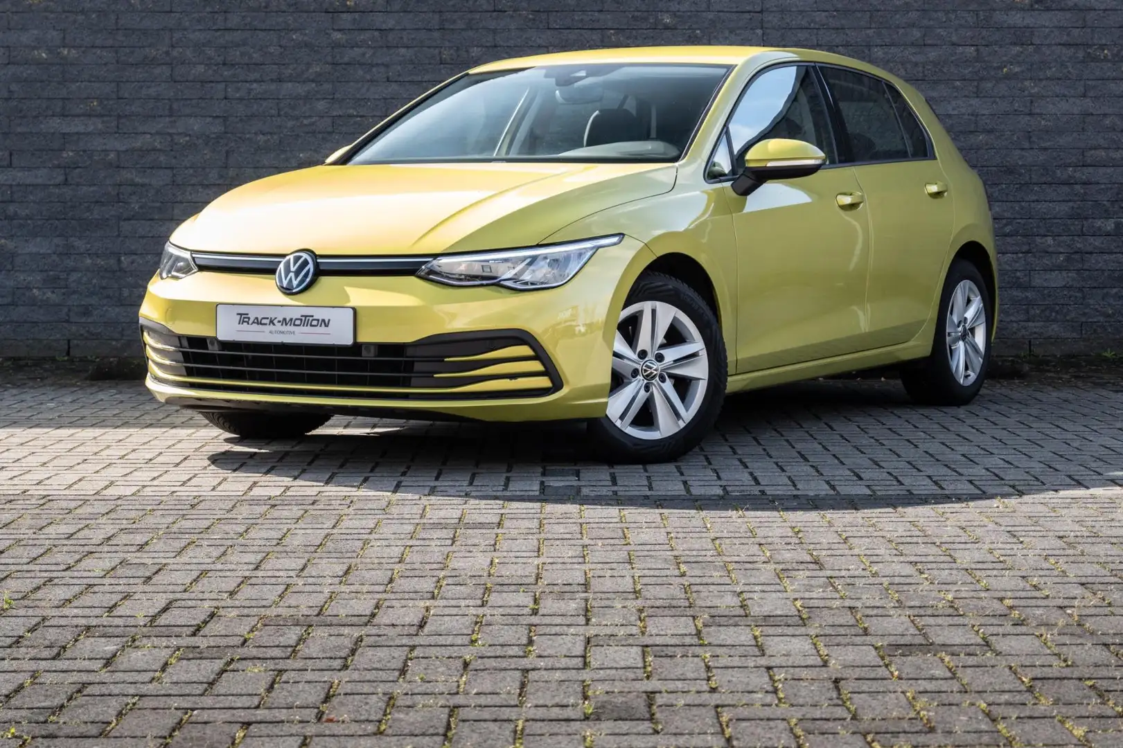 Volkswagen Golf 1.0 eTSI Life Business Geel - 2