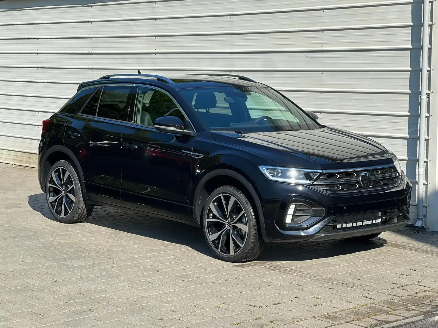 Volkswagen T-Roc R-Line 2.0 TSI DSG7 4 Motion AHK*EasyOpen*19"*I... Schwarz - 1