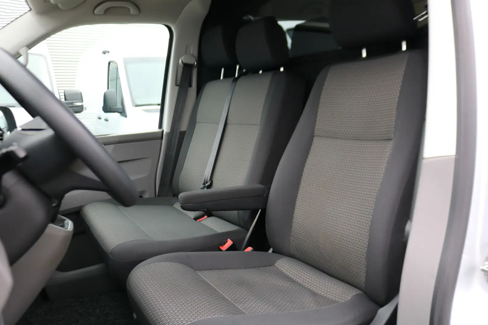 Volkswagen T6.1 Transporter 2.0 TDI L1 H1 110pk Airco Navigatie Trekhaak Gris - 2