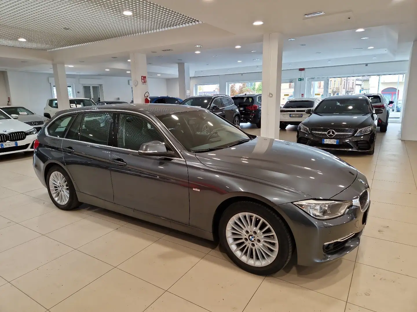 BMW 320 d Touring 184cv auto Luxury FariLED Sensori 17” Grijs - 2