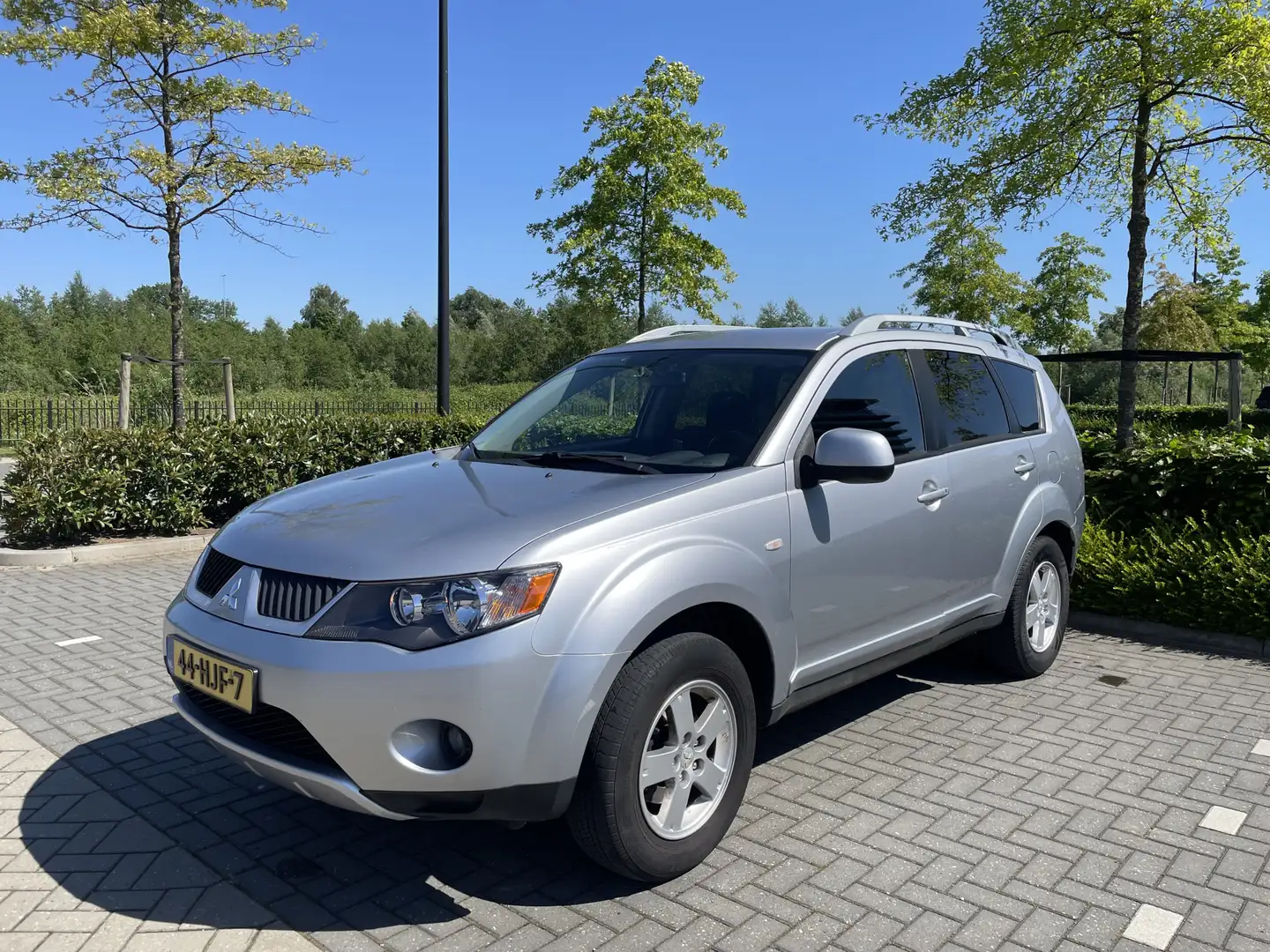 Mitsubishi Outlander 2.4 Intro Edition 2WD Zomeeneemprijs EXPORT Grau - 1