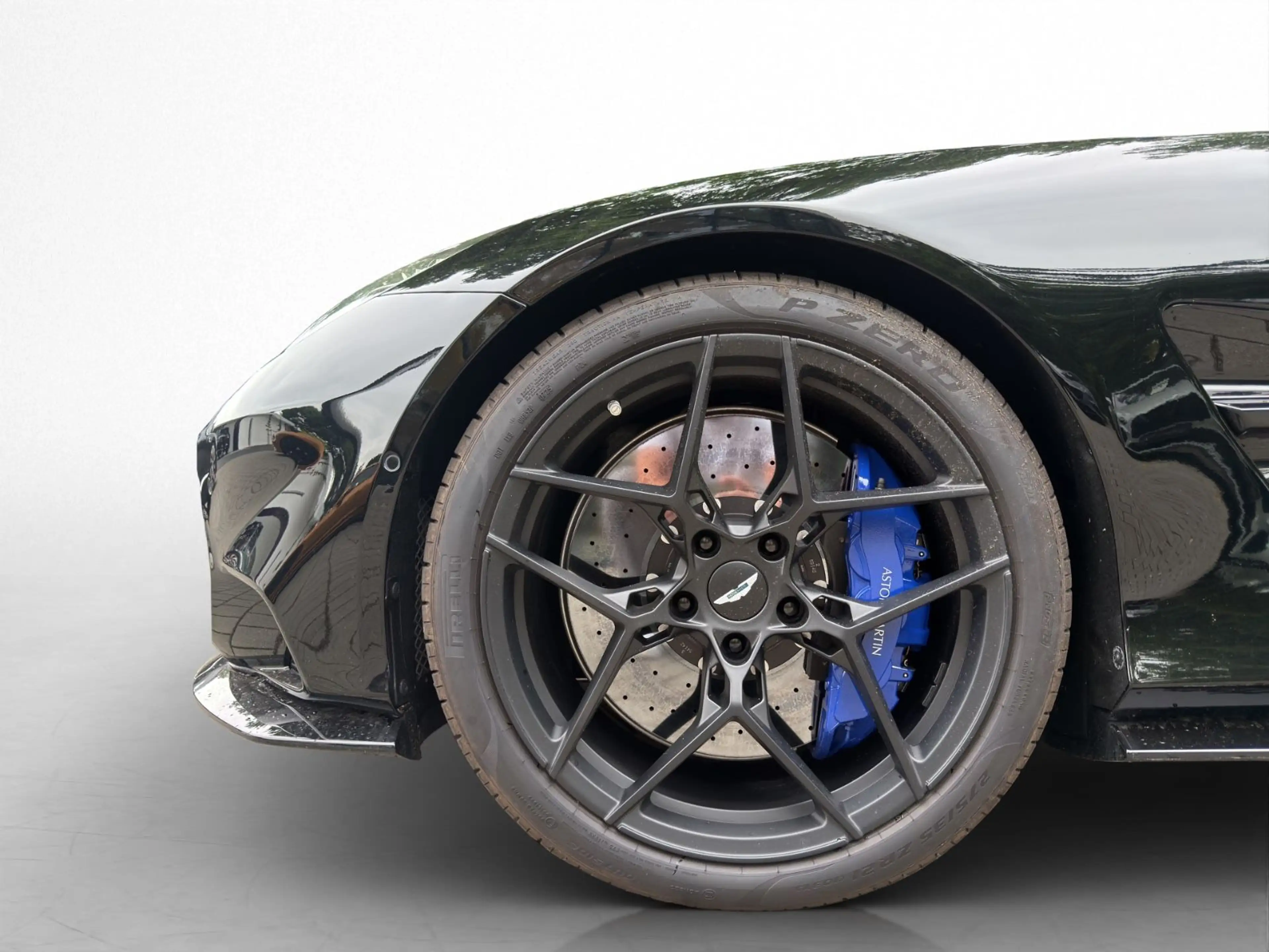 Aston Martin Vanquish MY 26 — photo 11