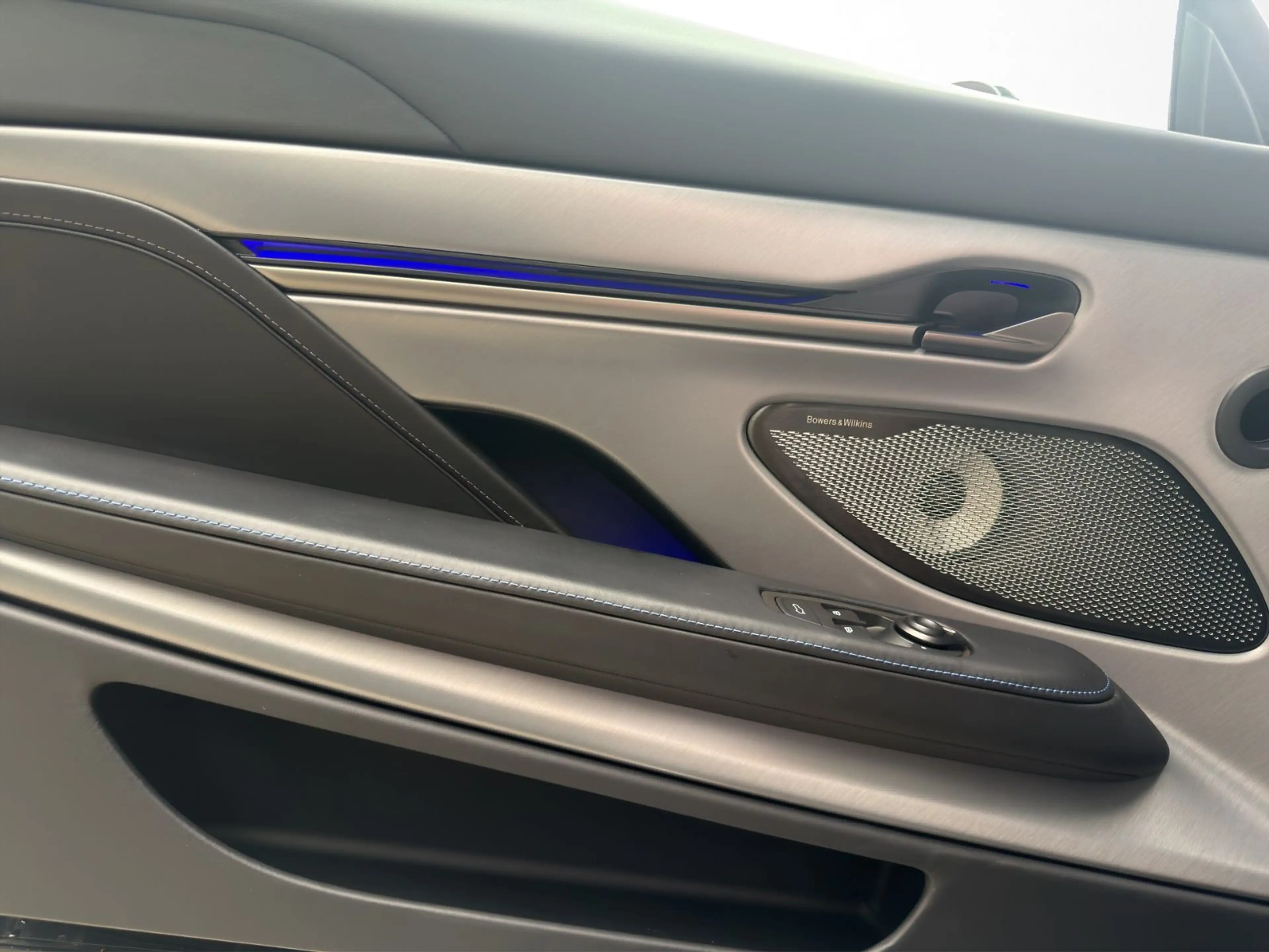 Aston Martin Vanquish MY 26 — photo 15