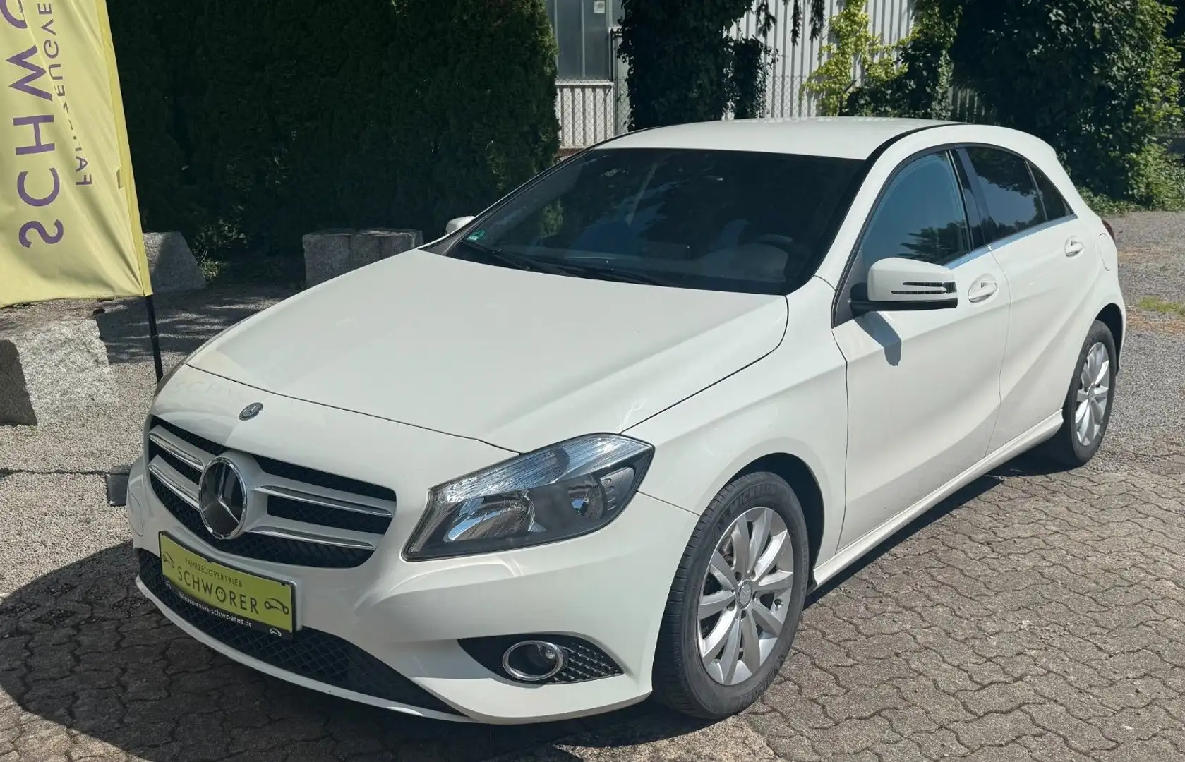 Mercedes-Benz A 180 BlueEfficiency*Teilleder*Rückfahrkamera*SH Weiß - 1