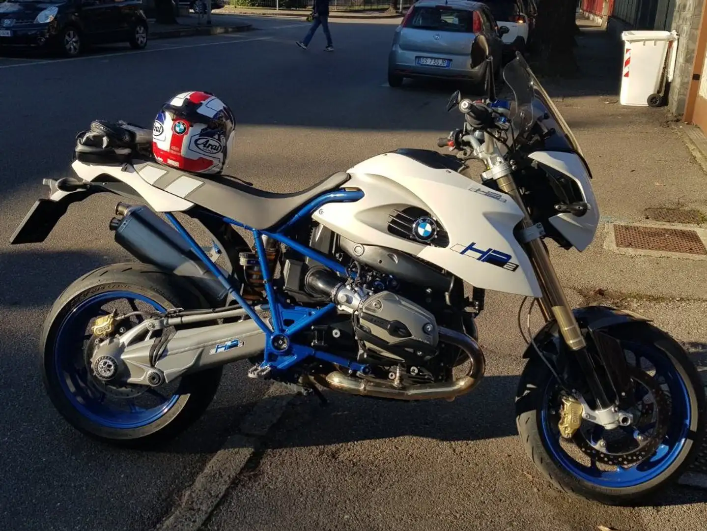 BMW HP 2 Megamoto Bílá - 1