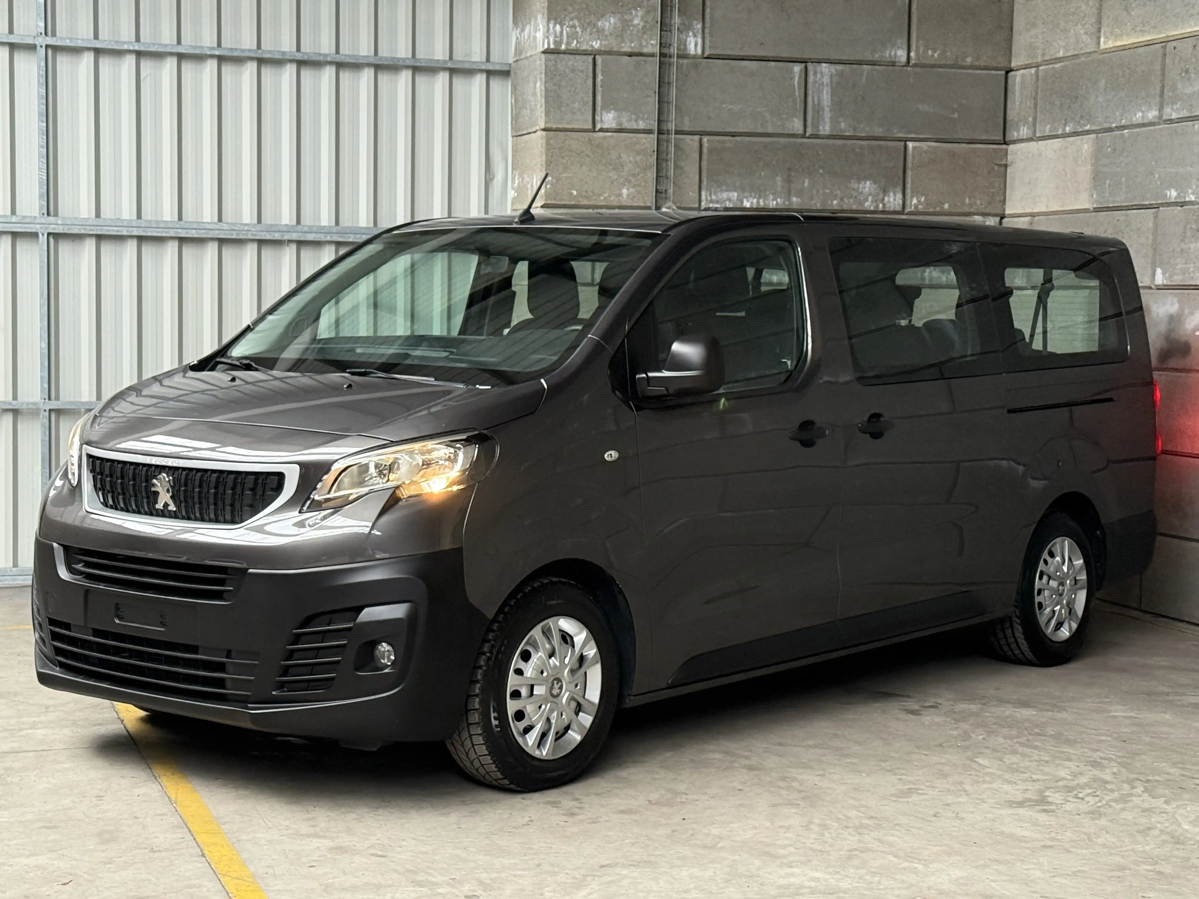 Peugeot Traveller Long BlueHDi 120ch 9 Places — photo 3