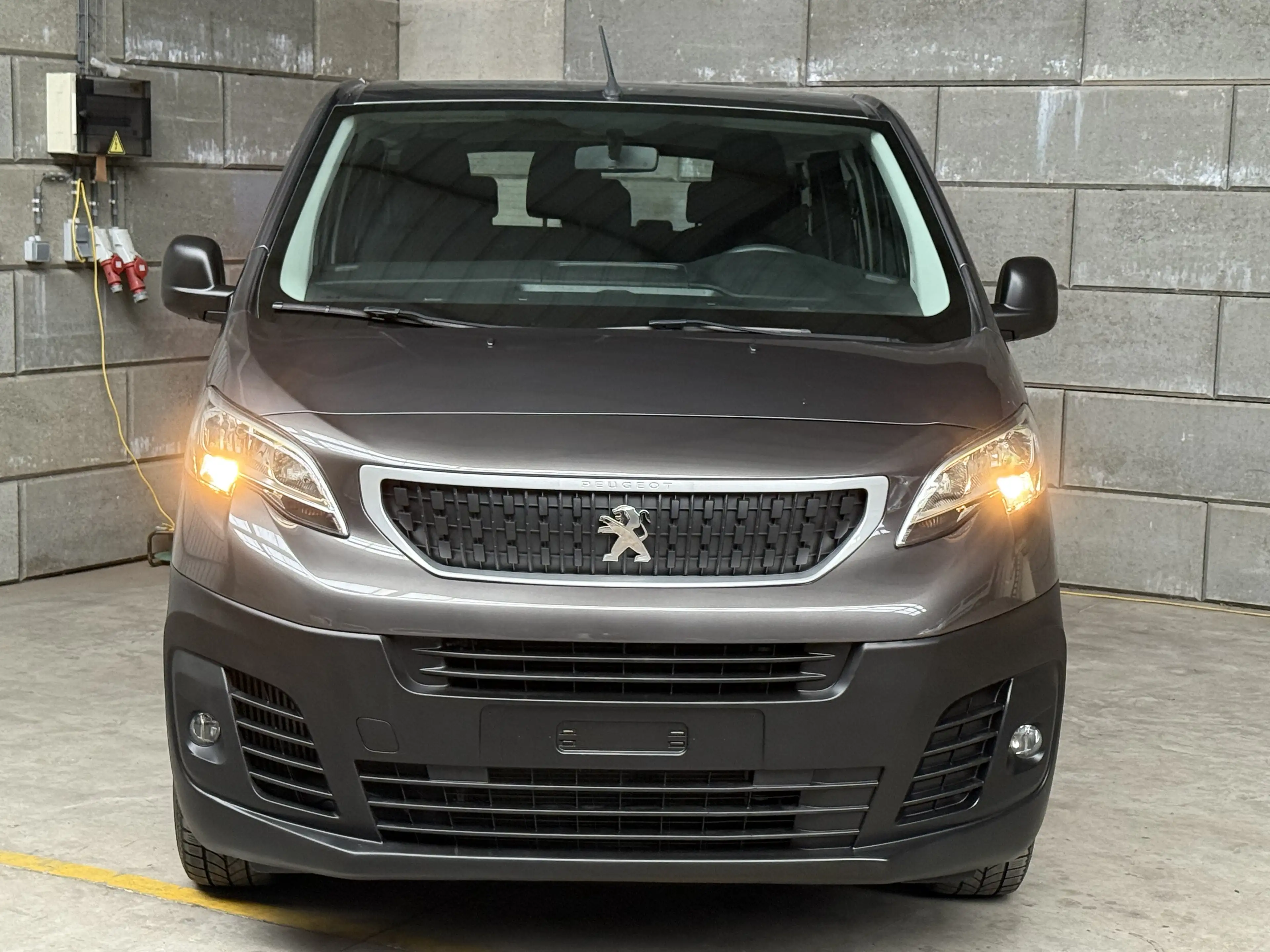 Peugeot Traveller Long BlueHDi 120ch 9 Places — photo 2