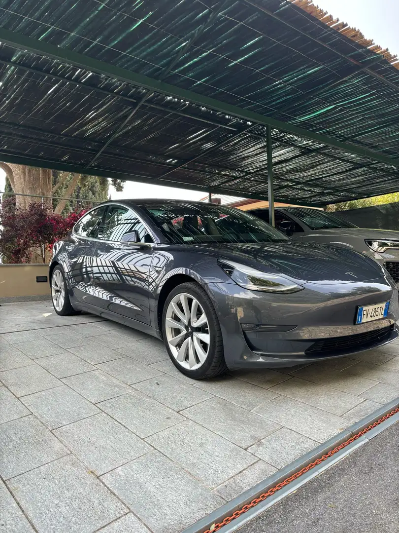 Tesla Model 3 Allradantrieb Dual Motor Performance Stříbrná - 1