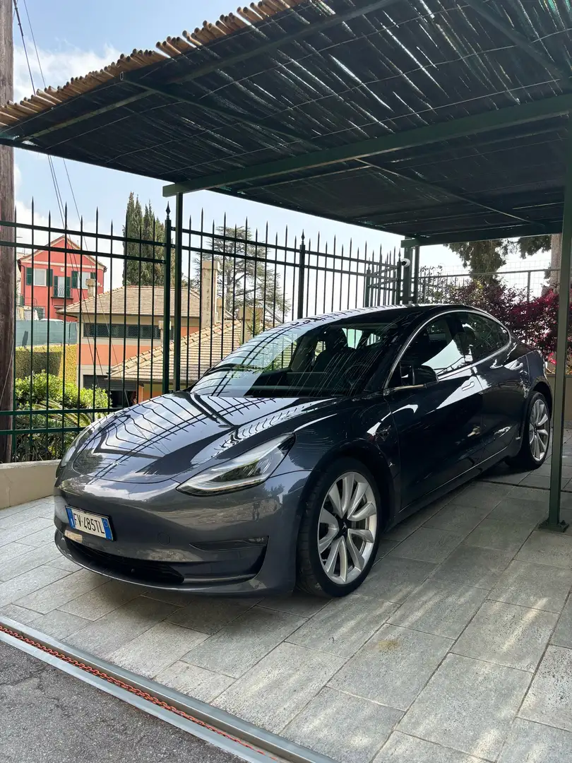 Tesla Model 3 Allradantrieb Dual Motor Performance Gümüş rengi - 2