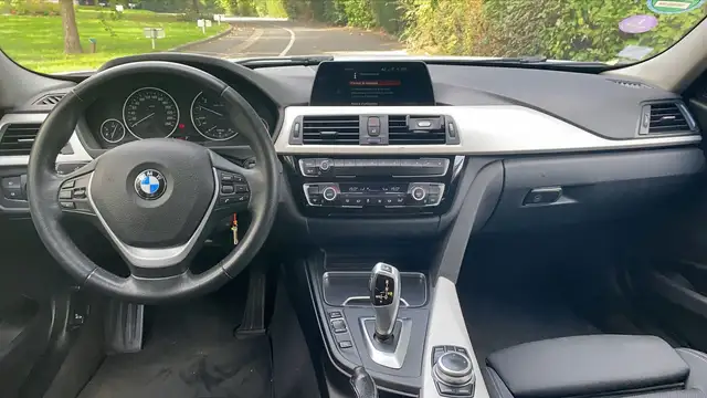 BMW 3 Series view 11