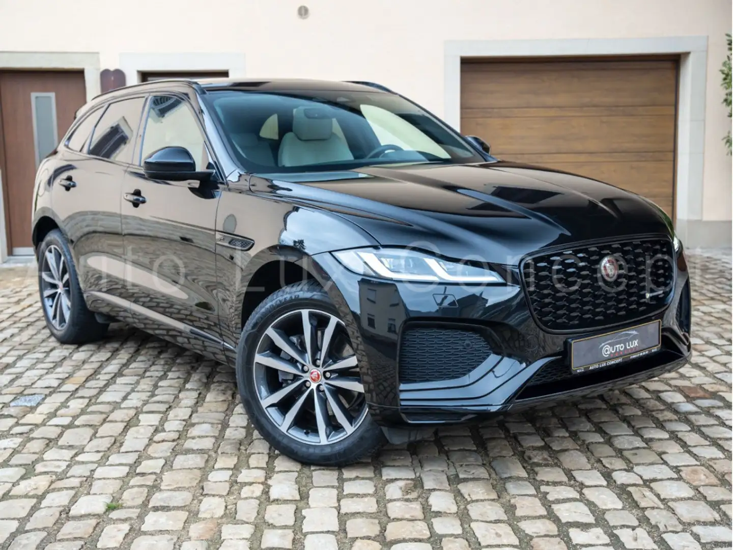 Jaguar F-Pace P250 AWD R-Dynamic SE/Kamera/Keyless/CarPlay Zwart - 2