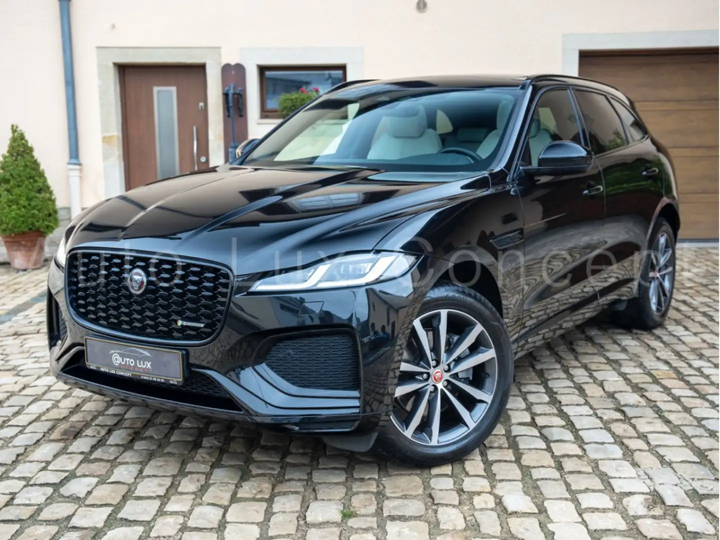 Jaguar F-Pace P250 AWD R-Dynamic SE/Kamera/Keyless/CarPlay Zwart - 1