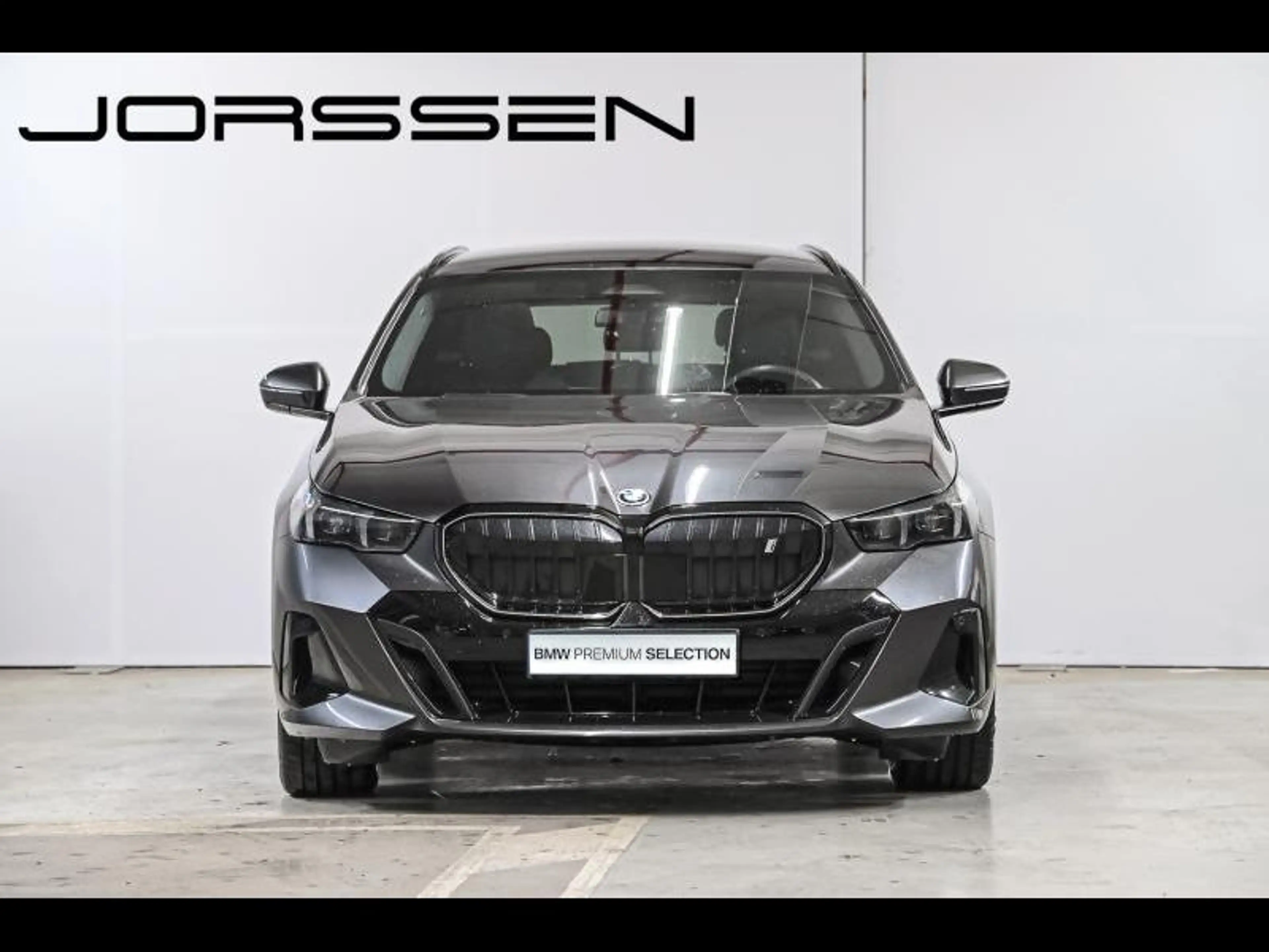 BMW i5 Touring — photo 2